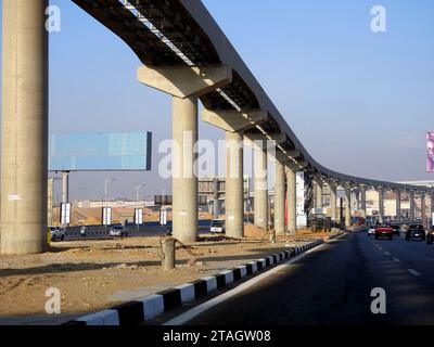 Kairo, Ägypten, 7. Oktober 2023: Monorail-Gelände in Kairo, das von der Firma Orascom gebaut wird, mit Säulen und Gleisen in New Cairo City, RAP Stockfoto