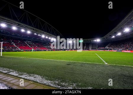 Alkmaar, Niederlande. November 2023 30. Zentraler Blick vom Inneren des Stadions während des Gruppenspiels E – UEFA Europa Conference League 2023/24 zwischen AZ Alkmaar und HSK Zrinjski am 30. November 2023 in Alkmaar, Niederlande Credit: dpa/Alamy Live News Stockfoto