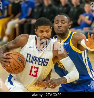 San Francisco, USA. November 2023 30. Paul George (L) von Los Angeles Clipperss bricht während des regulären NBA-Saisonspiels 2023-2024 zwischen Golden State Warriors und Los Angeles Clippers in San Francisco am 30. November 2023 durch. Quelle: Dong Xudong/Xinhua/Alamy Live News Stockfoto