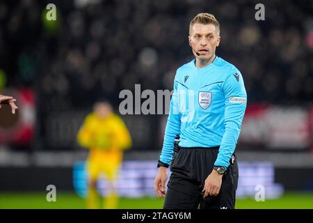 Alkmaar, Niederlande. November 2023 30. Schiedsrichter Oleksii Derevinskyi sieht beim Spiel der Gruppe E – UEFA Europa Conference League 2023/24 zwischen AZ Alkmaar und HSK Zrinjski am 30. November 2023 in Alkmaar, Niederlande Credit: dpa/Alamy Live News Stockfoto