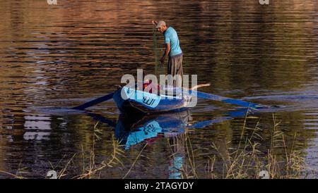 fischer und Sohn im Ruderboot auf dem Nil, Luxor, Ägypten Stockfoto