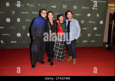 Rolf Scheider, Katy Karrenbauer, Barbara Engel und Falk Willy Wild bei der Promi-Tüten Packaktion Strassenfeger Charity Aktion 2023 von Maximilian Seitz in Berlin 30.11.2023 *** Rolf Scheider, Katy Karrenbauer, Barbara Engel und Falk Willy Wild bei der Celebrity Bag Packkampagne Strassenfeger Charity Campaign 2023 von Maximilian Seitz in Berlin 30 11 2023 Credit: Imago/Alamy Live News Stockfoto