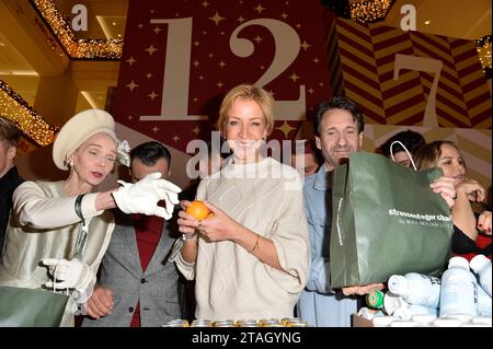 Britt Kanja, Annika Ernst und Falk Willy Wild bei der Promi-Tüten Packaktion Strassenfeger Charity Aktion 2023 von Maximilian Seitz in Berlin 30.11.2023 *** Britt Kanja, Annika Ernst und Falk Willy Wild bei der Promi-Tüten Packaktion Strassenfeger Charity Kampagne 2023 von Maximilian Seitz in Berlin 30 11 2023 Credit: Imago/Alamy Live News Stockfoto