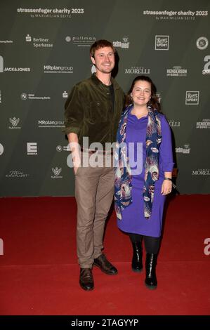 Frederic Brossier und Ronja Forcher bei der Promi-Tüten Packaktion Strassenfeger Charity Aktion 2023 von Maximilian Seitz in Berlin 30.11.2023 *** Frederic Brossier und Ronja Forcher bei der Promi-Tüten Packaktion Strassenfeger Charity Kampagne 2023 von Maximilian Seitz in Berlin 30 11 2023 Credit: Imago/Alamy Live News Stockfoto