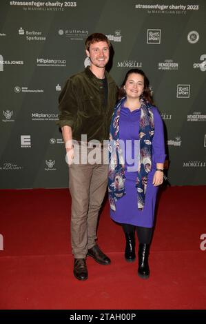 Frederic Brossier und Ronja Forcher bei der Promi-Tüten Packaktion Strassenfeger Charity Aktion 2023 von Maximilian Seitz in Berlin 30.11.2023 *** Frederic Brossier und Ronja Forcher bei der Promi-Tüten Packaktion Strassenfeger Charity Kampagne 2023 von Maximilian Seitz in Berlin 30 11 2023 Credit: Imago/Alamy Live News Stockfoto