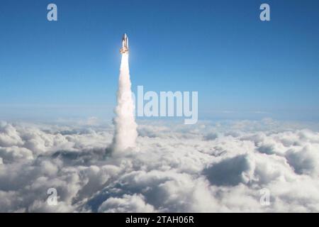 Die Space Shuttle-Rakete hebt durch die Wolken in den Himmel. Raumschiff startet über den Wolken. Raumfahrt, Verkehr und Wissenschaft. Raketenfliege, Creati Stockfoto