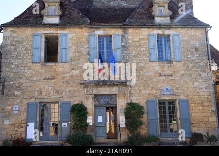 Das private Herrenhaus des Gouverneurs (15. Jahrhundert) im Zentrum der bastide von Domme, die 1281 von König Philippe le Hardi errichtet wurde. Dieses Denkmal ist derzeit Stockfoto