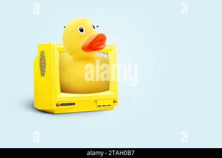 Kreative gelbe Ente krabbelt aus Vintage-TV, dem Konzept der Massenmedien. Gelbe Presse und Massenvideowerbung, kreative Idee. Stockfoto