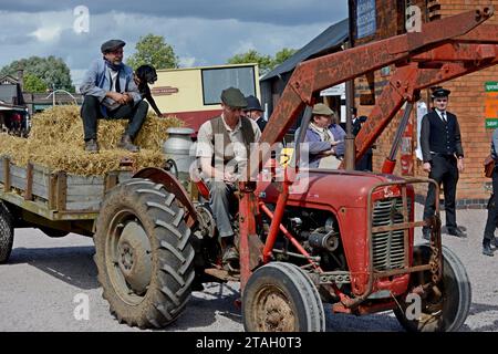 Nachstellen in Bauernrollen mit einem alten Traktor beim „Railways at Work“ Weekend, Quorn Station, Great Central Heritage Railway, Leics, August 2023 Stockfoto