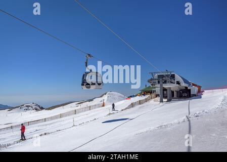 Seilbahn Niu de l'Àliga im Skigebiet La Molina (Cerdanya, Katalonien, Spanien, Pyrenäen) ESP: Telecabina del Niu de l'Àliga en la Molina (Girona) Stockfoto