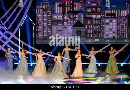 Richmond, Kanada. November 2023 30. Die Teilnehmer treten beim Miss Chinese Vancouver Pageant 2023 Finale in Richmond, British Columbia, Kanada, am 30. November 2023 auf. Quelle: Liang Sen/Xinhua/Alamy Live News Stockfoto