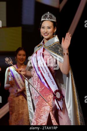 Richmond, Kanada. November 2023 30. Die Siegerin Isabella Zhai feiert den Sieg der Miss Chinese Vancouver Pageant 2023 Finale in Richmond, British Columbia, Kanada, am 30. November 2023. Quelle: Liang Sen/Xinhua/Alamy Live News Stockfoto