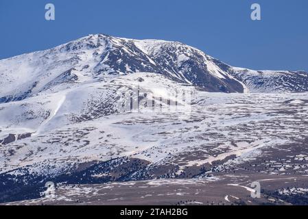 Schneebedeckter Gipfel des Puigmal im Winter, vom Gipfel der Tosa d'Alp (Cerdanya, Katalonien, Spanien, Pyrenäen), ESP: Cumbre del Puigmal nevada Stockfoto