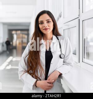 Porträt einer schönen jungen Frau Doktor Stockfoto