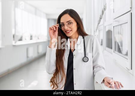 Porträt einer schönen jungen, lächelnden Ärztin Stockfoto
