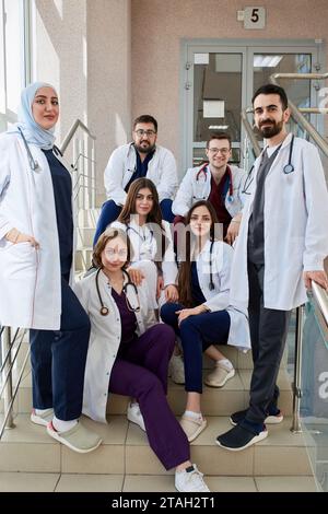 Eine Gruppe junger Ärzte im Flur der Klinik. Stockfoto