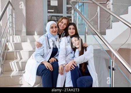 Studentengruppe auf der Treppe im Flur einer Medizinischen Universität Stockfoto