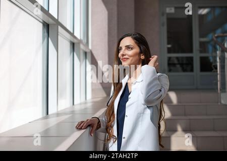 Porträt einer schönen jungen Frau Doktor Stockfoto
