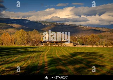 Dorf Rigolisa in der Nähe von Puigcerdà, an einem Herbstnachmittag (Cerdanya, Girona, Katalonien, Spanien, Pyrenäen) ESP: Aldea de Rigolisa, Cerca de Puigcerdà Stockfoto