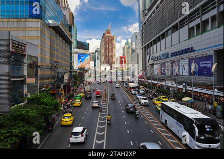 Geschäftige Straßen und hohe Gebäude von Bangkok. Thailand. Stockfoto