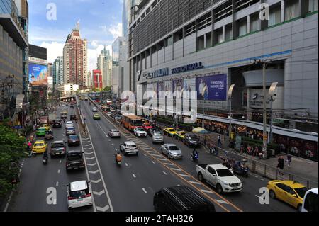 Geschäftige Straßen und hohe Gebäude von Bangkok. Thailand. Stockfoto