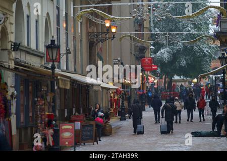 Budapest, Ungarn - 30. November 2023: Vaci-Straße der Altstadt von Pest in Budapest, an einem schneebedeckten Tag. Stockfoto