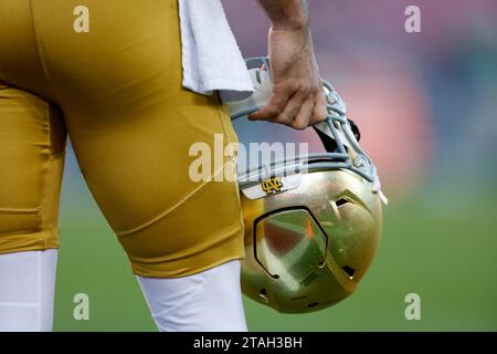 Detailansicht eines Notre Dame kämpfenden irischen Helms vor einem College Football-Spiel gegen den Stanford Cardinal am Samstag, 25. November Stockfoto