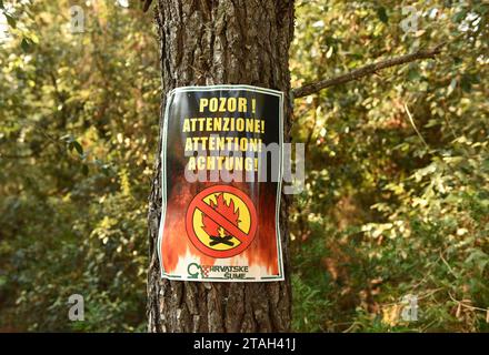 Lastovo, Kroatien - August 2017: Schild „kein Feuer“ im Wald auf der Insel Lastovo, Kroatien. Stockfoto