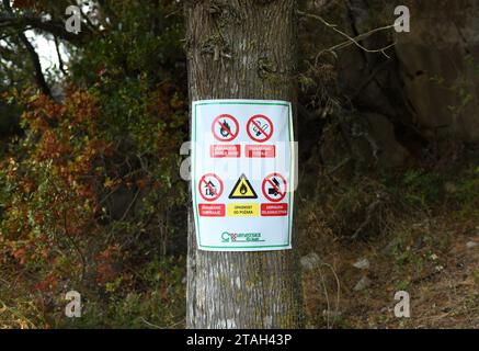 Lastovo, Kroatien - August 2017: Schilder „No Fire“, „No Smoking“, „No Camping“ im Wald auf der Insel Lastovo, Kroatien. Stockfoto