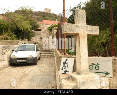 Lastovo, Kroatien - August 2017: touristische Beschilderung an der Straße von Lastovo Altstadt. Stockfoto