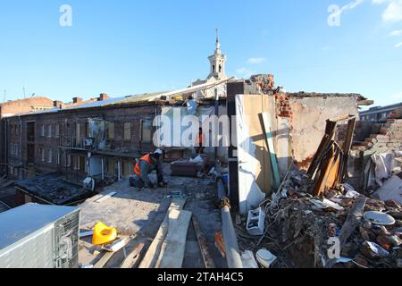 Nicht exklusiv: CHARKIW, UKRAINE - 30. NOVEMBER 2023 - Wohn- und Bürogebäude werden nach russischen Beschuss restauriert, Charkiw, Northeaste Stockfoto