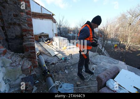 Nicht exklusiv: CHARKIW, UKRAINE - 30. NOVEMBER 2023 - Wohn- und Bürogebäude werden nach russischen Beschuss restauriert, Charkiw, Northeaste Stockfoto