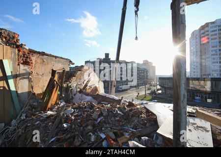 Nicht exklusiv: CHARKIW, UKRAINE - 30. NOVEMBER 2023 - Wohn- und Bürogebäude werden nach russischen Beschuss restauriert, Charkiw, Northeaste Stockfoto