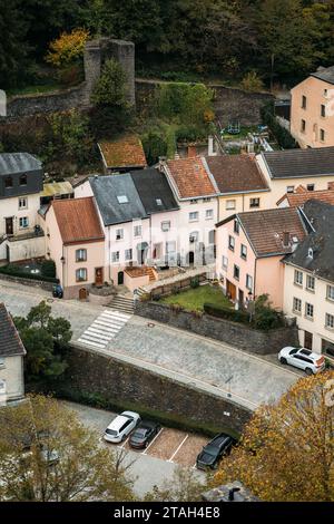 Zweistöckige Cottages mit Parkplatz und Hauptstraße in Luxemburg Stockfoto