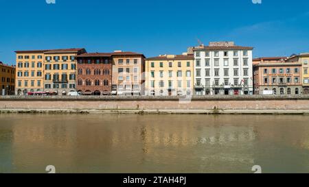 Blick auf die italienische Architektur am Ufer des Arno in Pisa, Italien Stockfoto