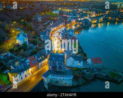 Antenne. Blick von der Drohne bei Nacht entlang der High Street im Dorf South Queensferry in West Lothian, Schottland, Großbritannien Stockfoto