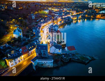 Antenne. Blick von der Drohne bei Nacht auf South Queensferry Village in West Lothian, Schottland, Großbritannien Stockfoto