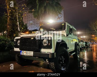 Budva, Montenegro - 25. dezember 2022: Weißer SUV steht auf dem Parkplatz unter einer Straßenlaterne. Logo: Land Rover Stockfoto