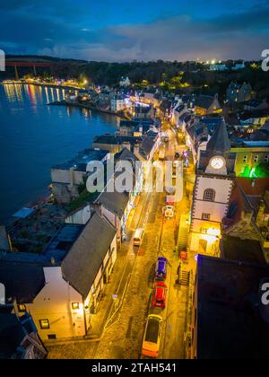 Antenne. Blick von der Drohne bei Nacht entlang der High Street im Dorf South Queensferry in West Lothian, Schottland, Großbritannien Stockfoto