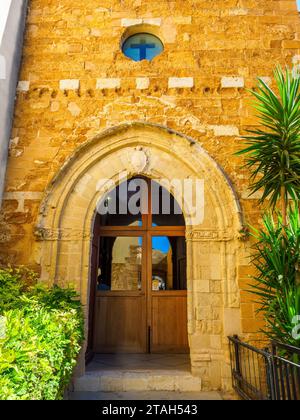 Der Eingang ist mit einem großen ogivalen Portal geschmückt - Chiesa di Santa Maria dei Greci (Kirche St. Maria der Griechen) - Agrigento, Sizilien, Italien Stockfoto