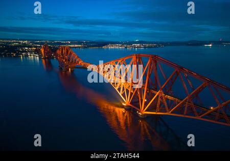 Abendlicher Blick von der Drohne der Forth Bridge (Forth Rail Bridge), die zum UNESCO-Weltkulturerbe gehört, über den Firth of Forth in South Queensferr Stockfoto