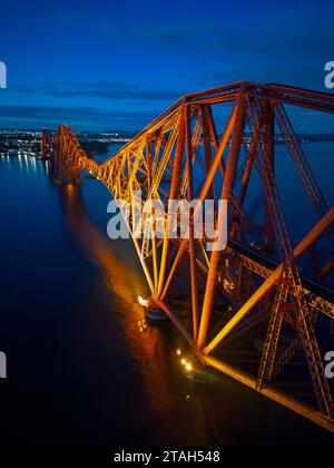 Abendlicher Blick von der Drohne der Forth Bridge (Forth Rail Bridge), die zum UNESCO-Weltkulturerbe gehört, über den Firth of Forth in South Queensferr Stockfoto