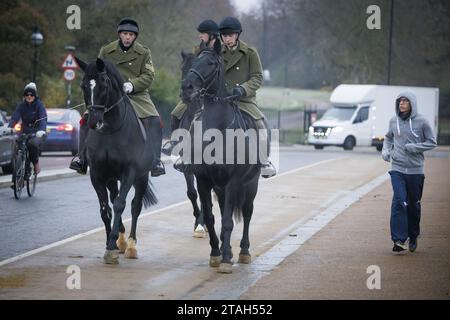 London, Großbritannien. Dezember 2023. Mitglieder der Household Cavalry reiten bei eiskalten Temperaturen im Hyde Park, Zentrum von London, da die Temperaturen in der Hauptstadt für eine weitere Nacht unter Null sinken. Das Met Office hat eine gelbe Wetterwarnung für Teile Großbritanniens ausgegeben, in denen in großen Gebieten Gefriertemperaturen und Schnee zu erwarten sind. Foto: Ben Cawthra/SIPA USA Credit: SIPA USA/Alamy Live News Stockfoto