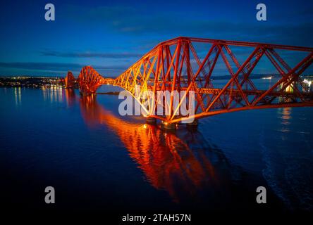 Abendlicher Blick von der Drohne der Forth Bridge (Forth Rail Bridge), die zum UNESCO-Weltkulturerbe gehört, über den Firth of Forth in South Queensferr Stockfoto