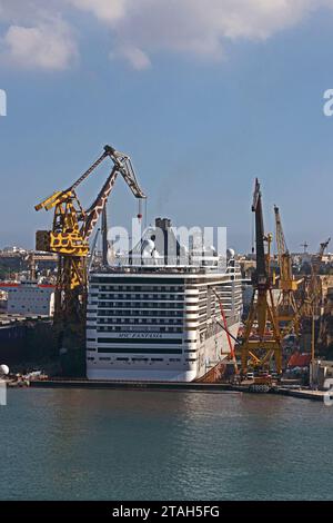 MSC-Kreuzfahrtschiff „Fantasia“ wird in Valetta, Malta, erneuert Stockfoto