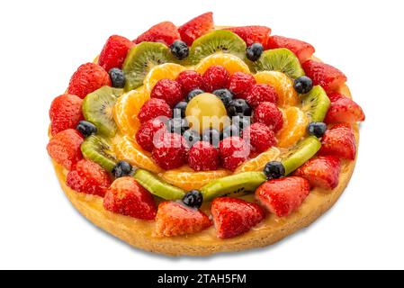 Tortenkuchen mit frischem Obst: Erdbeeren, Kiwi, Mandarine, Himbeeren und Heidelbeeren. Isoliert auf weiß mit Beschneidungspfad Stockfoto