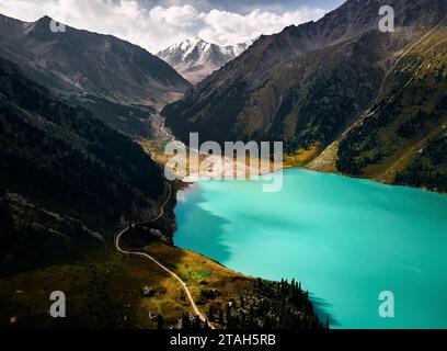 Drohnenansicht der Landschaft des Big Almaty Lake in den Tien Shan Bergen in Almaty Stadt in Kasachstan Stockfoto