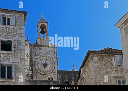 Glockenturm der Kirche unserer Lieben Frau vom Glockenturm, mit 24 Stunden, invertierter Uhr, Split, Kroatien Stockfoto