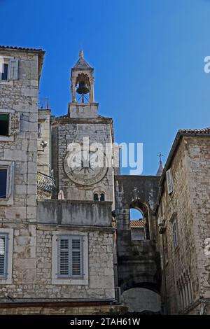 Glockenturm der Kirche unserer Lieben Frau vom Glockenturm, mit 24 Stunden, invertierter Uhr, Split, Kroatien Stockfoto