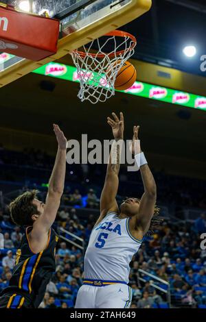 UCLA Bruins Wachmann Brandon Williams (5) führt ein Lay-up während eines NCAA College Basketballspiels am Donnerstag, den 30. November 2023 in Los Angeles durch. UCLA besiegte UCR 66-65. (Louis Chen/Bild des Sports) Stockfoto